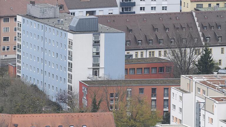 Blick auf das Seniorenheim St. Nikolaus (blau) der Stiftung Bürgerspital im Würzburger Stadtteil Sanderau. Es ist über einen Anbau mit dem Seniorenheim Ehehaltenhaus (recht) verbunden.