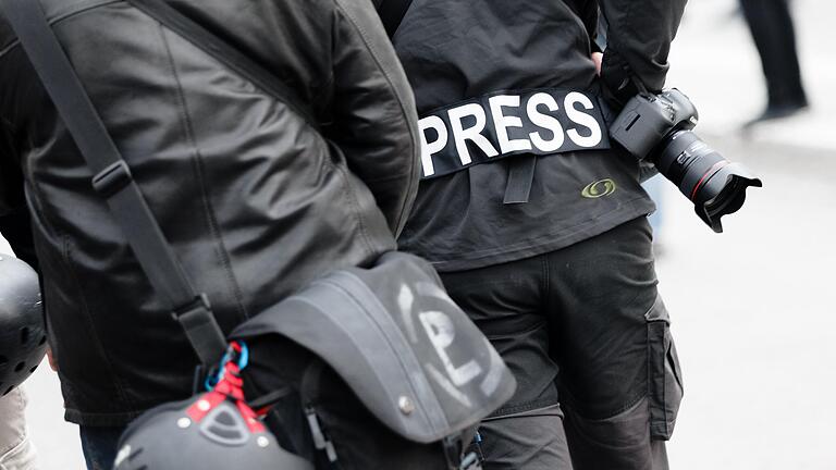 Erkennbar sein ist gut: Auf dem Bild von&nbsp; Mai 2020 trägt ein Fotoreporter auf einer Demonstration einen Aufnäher auf seiner Jacke, um sich gegenüber Polizei und Demonstranten als Journalist zu kennzeichnen.