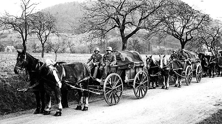 Bei einem Manöver der deutschen Wehrmacht 1938, hier in der Krumerstraße in Zeil, dominierten noch Pferde-Gespanne.