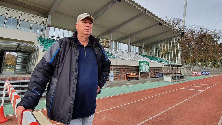 Wehmütiger Blick aufs Spielfeld: Peter Fabian, Sänger&nbsp; und Texter des FC-05-Liedes 'Grün-weiß sind unsere Farben' beim Heimatbesuch im Schweinfurter Sachs-Stadion.