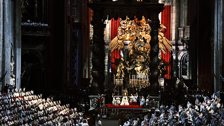 Volles Haus: Blick in den Petersdom am 11. Oktober 1962. Mit einem Gottesdienst eröffnete Papst Johannes XXIII. das Zweite Vatikanische Konzil in Rom.