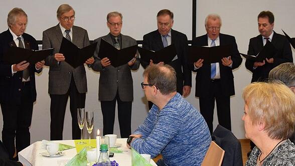 Lieder machen Stimmung: Die Männergruppe der Sängerrunde Holzkirchen trat beim Altentag auf.