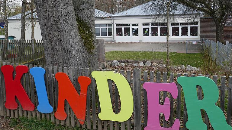 Der Wonfurter Kindergarten wurde in den 70-er Jahren gebaut und später erweitert. Er ist aber für heutige Verhältnisse zu klein - und dringend sanierungsbedürftig. Was tun: Neubau oder Generalüberholung?