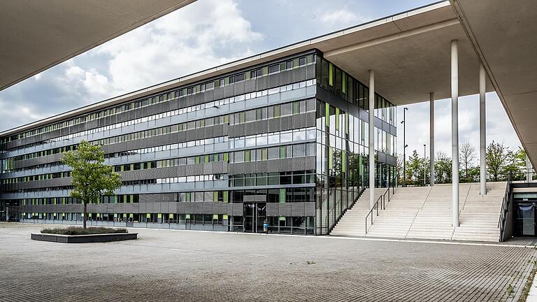Das FHWS-Gebäude in Würzburg: Der Landkreis Kitzingen will in Kooperation mit der Hochschule ein Standort für ein ausgelagertes Institut werden. Das FHWS-Gebäude in Würzburg: Der Landkreis Kitzingen will in Kooperation mit der Hochschule ein Standort für ein ausgelagertes Institut werden.