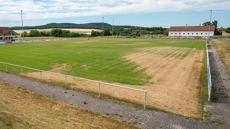 Der Alptraum eines jeden Platzwartes: kahle Stellen. Auf dem Trappstadter Sportplatz waren einige Regner ausgefallen.