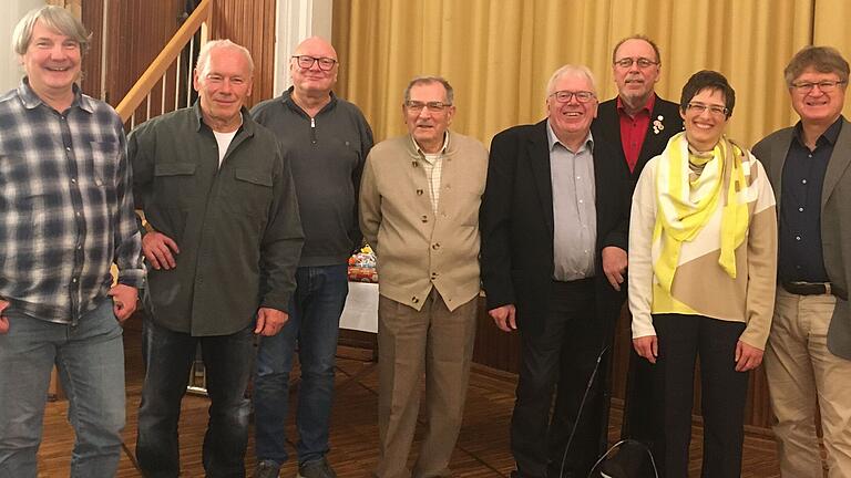 Norbert Lukas (ehem. Vorsitzender) Jaro Neubauer, Gerhard Reis (beide Jubilare 50 Jahre), Janko Kolosnjaji (40 Jahre), Wolfgang kassubek (1. Vorsitzender), Dr. Harald Bittner (1. Vorsitzedner USV), Dr. Melanie Sax (2. Vorsitzende), Jürgen Montag (Sportreferent).