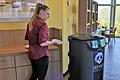 Servicekraft Jennifer Winterstein bestückt ihren Roboter-Kollegen Cupy mit Geschirr.       -  Servicekraft Jennifer Winterstein bestückt ihren Roboter-Kollegen Cupy mit Geschirr.