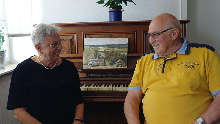 Viele schöne Erinnerungen haben die Geschwister Cornelia Sturm und Richard Haydu aus ihrer Heimat Werberg. Das Klavier und das Gemälde von ihrem Onkel sind zwei Andenken, die sie heute noch in Ehren halten können. - Viele schöne Erinnerungen haben die Geschwister Cornelia Sturm und Richard Haydu aus ihrer Heimat Werberg. Das Klavier und das Gemälde von ihrem Onkel sind zwei Andenken, die sie heute noch in Ehren halten können. Viele schöne Erinnerungen haben die Geschwister Cornelia Sturm und Richard Haydu aus ihrer Heimat Werberg. Das Klavier und das Gemälde von ihrem Onkel sind zwei Andenken, die sie heute noch in Ehren halten können. - Viele schöne Erinnerungen haben die Geschwister Cornelia Sturm und Richard Haydu aus ihrer Heimat Werberg. Das Klavier und das Gemälde von ihrem Onkel sind zwei Andenken, die sie heute noch in Ehren halten können.