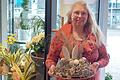 Floristmeisterin Barbara Drochner-Grote empfängt ihre Kunden in den neuen Räumen.