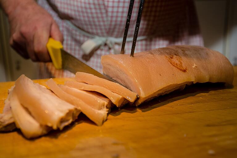 Der gekochte Schweinebauch eröffnet traditionell die Original Schweinfurter Schlachtschüssel. Der gekochte Schweinebauch eröffnet traditionell die Original Schweinfurter Schlachtschüssel.