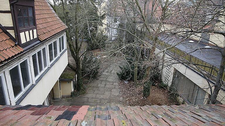 Der Innenhof von der Alten Reichsvogtei gesehen in Richtung Altes Gymnasium. Dieser Bereich soll im Rahmen des Architektenwettbewerbs überplant werden und in einem Neubau das Foyer und die neuen Veranstaltungsräume unterbringen, sowie die drei historischen Gebäude verbinden.