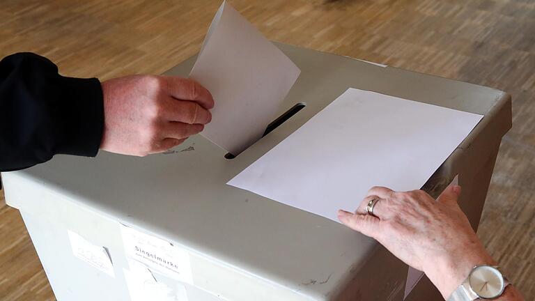Viel Arbeit ist im Vorfeld von Wahlleiter und weiteren Verantwortlichen zu erledigen, damit die Bürger bei der kommenden Kommunalwahl im März 2020 ihre Stimmen abgeben können. Viel Arbeit ist im Vorfeld von Wahlleiter und weiteren Verantwortlichen zu erledigen, damit die Bürger bei der kommenden Kommunalwahl im März 2020 ihre Stimmen abgeben können.