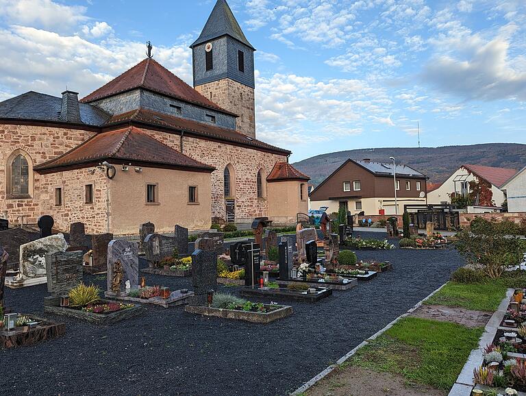 Naturnahe Bestattungen ohne Pflanz- und Pflegeaufwand: Das soll auf den Friedhöfen in Sandberg (im Bild), Langenleiten, Waldberg, Schmalwasser und Kilianshof künftig möglich sein. In der Sitzung des Gemeinderates wurden die Gebühren für die Bestattungsart festgesetzt. Naturnahe Bestattungen ohne Pflanz- und Pflegeaufwand: Das soll auf den Friedhöfen in Sandberg (im Bild), Langenleiten, Waldberg, Schmalwasser und Kilianshof künftig möglich sein. In der Sitzung des Gemeinderates wurden die Gebühren für die Bestattungsart festgesetzt.