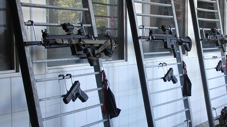 Jeder Teilnehmer bekommt für die Kurse ein Set mit Übungswaffen. - Jeder Teilnehmer bekommt für die Kurse ein Set mit Übungswaffen. Jeder Teilnehmer bekommt für die Kurse ein Set mit Übungswaffen. - Jeder Teilnehmer bekommt für die Kurse ein Set mit Übungswaffen.