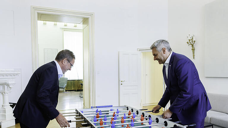 Österreichs Bundeskanzler Nehammer trifft Fußballchef Rangnick.jpeg       -  Wer gewinnt das Spiel? Österreichs Bundeskanzler Karl Nehammer (ÖVP) und Österreichs Fußball-Teamchef Ralf Rangnick duellieren sich beim Kickern. Das Thema Neutralität hingegen wird derzeit von fast allen politischen Akteuren abgeblockt.