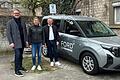 Markus Meyer, Geschäftsleiter Gemeinde Gerbrunn, Julia Zoufal Autohaus Rumpel und Stark und Bürgermeister Stefan Wolfshörndl bei der Fahrzeugübergabe.