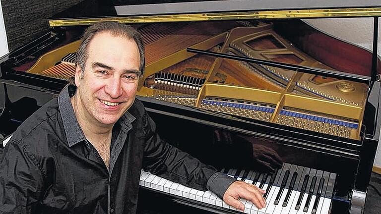 Cuba Piano mit Thomas Fischer in Marktbreit - (ela) Der Pianist Thomas Fischer aus München spielt am Samstag, 23. Juni (20 Uhr), in der Rathausdiele Marktbreit, hauptsächlich Werke des bis heute vor allem in ganz Südamerika populären Ernesto Lecuona, dazu Klavierstücke der klassischen kubanischen Komponisten Ignacio Cervantes und Ruiz Espadero, sowie kubanisch gefärbte Kompositionen des reisenden Klaviervirtuosen Louis Moreau Gottschalk. Bis heute ist nicht nur in Europa, sondern auch in Kuba das Klavier eines der wichtigsten Instrumente in der Musik, heißt es in der Einladung. Thomas Fischers musikalische Kuba-Reise führt zunächst in die musikalischen Salons des 19. Jahrhunderts von Havanna. Außerdem wird er eine Reihe seiner bekanntesten Kompositionen spielen, unter anderen 'La Comparsa' und die spanisch inspirierten Stücke 'Andalucía' und 'Malaguena', heißt es in der Pressemitteilung. Fischer studierte Klavier bei Heiner Costabél, einem Schüler von Claudio Arrau, in Stuttgart. Zahlreiche Auftritte im In- und Ausland führten ihn auf Konzertreisen etwa nach Italien und Indonesien. Sein besonderes Interesse gilt der Entdeckung selten gespielter Klaviermusik, hauptsächlich aus dem 19. Jahrhundert. Karten für zwölf Euro (ermäßigt neun Euro), gibt es an der Abendkasse. Cuba Piano mit Thomas Fischer in Marktbreit - (ela) Der Pianist Thomas Fischer aus München spielt am Samstag, 23. Juni (20 Uhr), in der Rathausdiele Marktbreit, hauptsächlich Werke des bis heute vor allem in ganz Südamerika populären Ernesto Lecuona, dazu Klavierstücke der klassischen kubanischen Komponisten Ignacio Cervantes und Ruiz Espadero, sowie kubanisch gefärbte Kompositionen des reisenden Klaviervirtuosen Louis Moreau Gottschalk. Bis heute ist nicht nur in Europa, sondern auch in Kuba das Klavier eines der wichtigsten Instrumente in der Musik, heißt es in der Einladung. Thomas Fischers musikalische Kuba-Reise führt zunächst in die musikalischen Salons des 19. Jahrhunderts von Havanna. Außerdem wird er eine Reihe seiner bekanntesten Kompositionen spielen, unter anderen 'La Comparsa' und die spanisch inspirierten Stücke 'Andalucía' und 'Malaguena', heißt es in der Pressemitteilung. Fischer studierte Klavier bei Heiner Costabél, einem Schüler von Claudio Arrau, in Stuttgart. Zahlreiche Auftritte im In- und Ausland führten ihn auf Konzertreisen etwa nach Italien und Indonesien. Sein besonderes Interesse gilt der Entdeckung selten gespielter Klaviermusik, hauptsächlich aus dem 19. Jahrhundert. Karten für zwölf Euro (ermäßigt neun Euro), gibt es an der Abendkasse.
