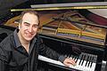Cuba Piano mit Thomas Fischer in Marktbreit       -  (ela)   Der Pianist Thomas Fischer aus München spielt am Samstag, 23. Juni (20 Uhr), in der Rathausdiele Marktbreit, hauptsächlich Werke des bis heute vor allem in ganz Südamerika populären Ernesto Lecuona, dazu Klavierstücke der klassischen kubanischen Komponisten Ignacio Cervantes und Ruiz Espadero, sowie kubanisch gefärbte Kompositionen des reisenden Klaviervirtuosen Louis Moreau Gottschalk. Bis heute ist nicht nur in Europa, sondern auch in Kuba das Klavier eines der wichtigsten Instrumente in der Musik,  heißt es in der Einladung. Thomas Fischers musikalische Kuba-Reise führt zunächst in die musikalischen Salons des 19. Jahrhunderts von Havanna. Außerdem wird er eine Reihe seiner bekanntesten Kompositionen spielen, unter anderen 'La Comparsa' und die spanisch inspirierten Stücke 'Andalucía' und 'Malaguena', heißt es in der Pressemitteilung. Fischer studierte Klavier bei Heiner Costabél, einem Schüler von Claudio Arrau, in Stuttgart. Zahlreiche Auftritte im In- und Ausland führten ihn auf Konzertreisen etwa nach Italien und Indonesien. Sein besonderes Interesse gilt der Entdeckung selten gespielter Klaviermusik, hauptsächlich aus dem 19. Jahrhundert. Karten für zwölf Euro (ermäßigt neun Euro), gibt es an der Abendkasse.