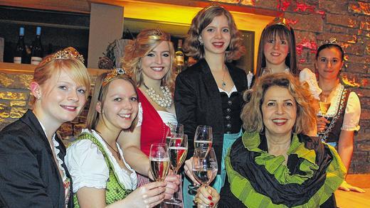 Einmalige Chance: Die Weinhoheiten aus dem Landkreis Kitzingen nutzten beim Empfang im Sommeracher Weinreich die Gelegenheit, sich mit der Schauspielerin Michaela Mai ablichten zu lassen. Die Prinzessinnen sind (von links) Johanna Elflein (Abtswind), Doris Düring (Iphofen), Theresa Halbig (Mainstockheim), Lena Kram (Sommerach), Regina Ehrlich (Albertshofen) und Lorena Wolf (Kleinlangheim). Einmalige Chance: Die Weinhoheiten aus dem Landkreis Kitzingen nutzten beim Empfang im Sommeracher Weinreich die Gelegenheit, sich mit der Schauspielerin Michaela Mai ablichten zu lassen. Die Prinzessinnen sind (von links) Johanna Elflein (Abtswind), Doris Düring (Iphofen), Theresa Halbig (Mainstockheim), Lena Kram (Sommerach), Regina Ehrlich (Albertshofen) und Lorena Wolf (Kleinlangheim).