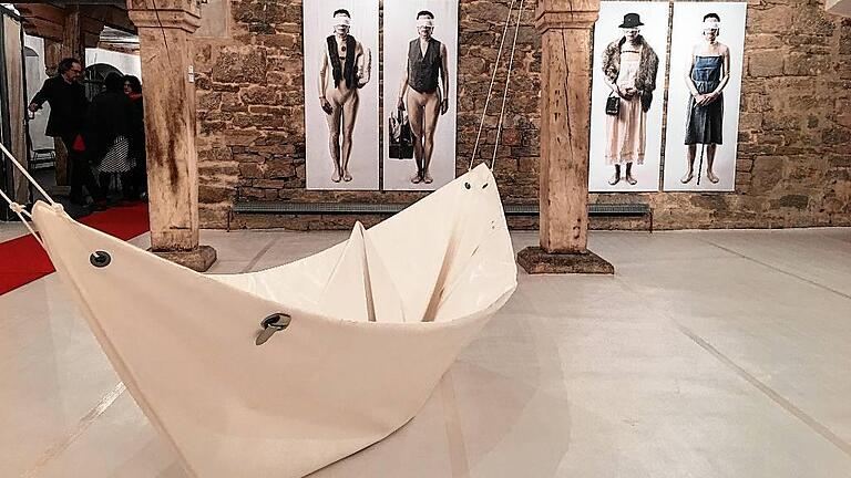 Vorne das Boot, hinten Großmutter und Großvater – fünf der Werke von Mia Hochrein in ihrer Ausstellung in Wechterswinkel. Vorne das Boot, hinten Großmutter und Großvater – fünf der Werke von Mia Hochrein in ihrer Ausstellung in Wechterswinkel.