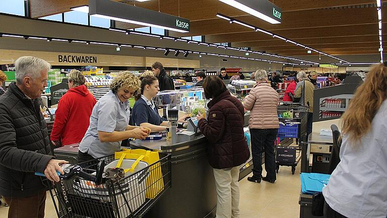 Viel zu tun hatten die Mitarbeiter des neuen Aldi-Markts in Gemünden bei der Eröffnung am Donnerstag.