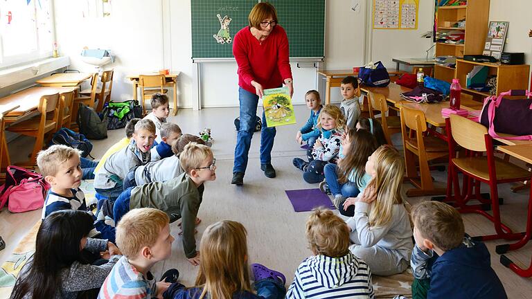 Regina Reder, Lehrerin der Klasse 1a, zeigt ihren Schülerinnen und Schülern auch die bunten Bilder in dem Buch über den alten Herrn Pettersen und seinen Kater Findus zu sehen sind. Aus diesem Buch hatte Reder selber vorgelesen.