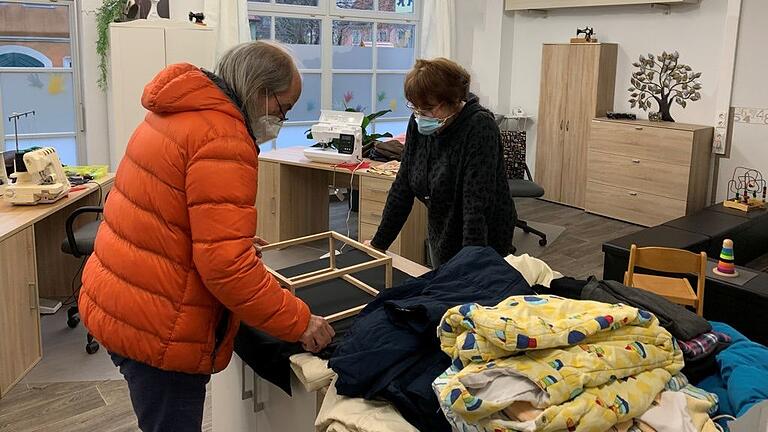 Erika Eisele-Hupp berät gerne im Näh- und Creativstüble. In ihrem Laden gibt es Nähmaschinenplätze für Hobbyschneider. Erika Eisele-Hupp berät gerne im Näh- und Creativstüble. In ihrem Laden gibt es Nähmaschinenplätze für Hobbyschneider.
