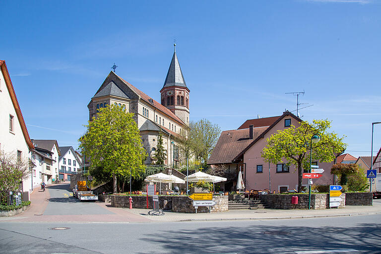 Die Kirche im Ortskern von Assamstadt, dort befindet sich auch ein Biergarten. Die Kirche im Ortskern von Assamstadt, dort befindet sich auch ein Biergarten.
