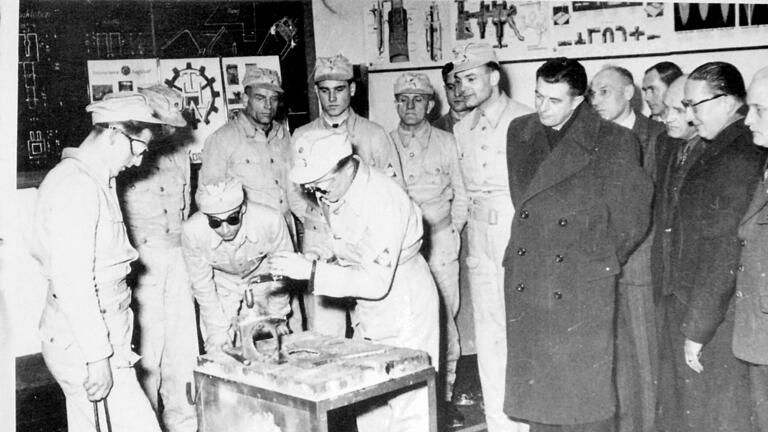 Kurz nach der Gründung 1954: Schweisslehrgang des THW Karlstadt mit dem damaligen Landrat Erwin Ammann