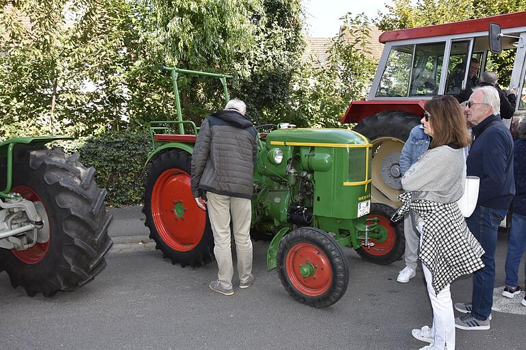 Saatmarkt mit Schleppertreffen in Remlingen. Mehr als 40 Verkaufsstände und viel Informationen in den bunt geschmückten Höfen und Gassen Saatmarkt mit Schleppertreffen in Remlingen. Mehr als 40 Verkaufsstände und viel Informationen in den bunt geschmückten Höfen und Gassen