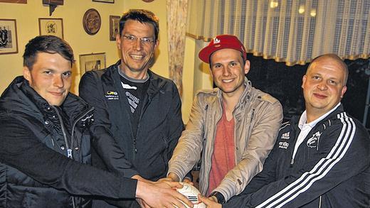 Gemeinsam am Ball: Marco Pfister (von links/TSV), Matthias Bocklet (DJK), Michael Dietz (TSV) und Christian Weinelt (DJK) besiegeln die Spielgemeinschaft Windshausen/Brendlorenzen. Gemeinsam am Ball: Marco Pfister (von links/TSV), Matthias Bocklet (DJK), Michael Dietz (TSV) und Christian Weinelt (DJK) besiegeln die Spielgemeinschaft Windshausen/Brendlorenzen.