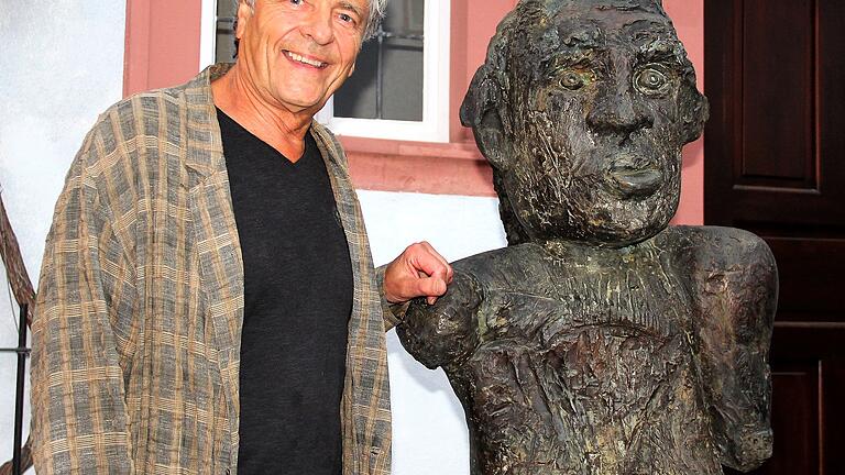 Helmut Massenkeil aus Aschaffenburg, hier mit seiner 'Urmutter Eva' im Innenhof, stellt im Sommer im Franck-Haus aus. Helmut Massenkeil aus Aschaffenburg, hier mit seiner 'Urmutter Eva' im Innenhof, stellt im Sommer im Franck-Haus aus.