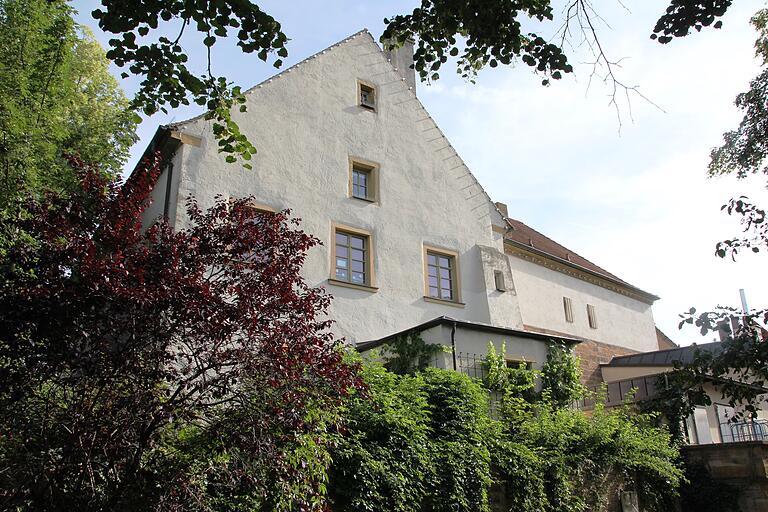 So präsentiert sich derzeit die Südseite des Bürgerspitals in Gerolzhofen entlang von Botanischem Garten und Grabenstraße. So präsentiert sich derzeit die Südseite des Bürgerspitals in Gerolzhofen entlang von Botanischem Garten und Grabenstraße. 