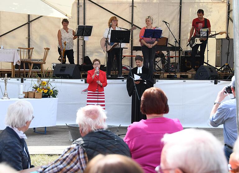 Bürgermeisterin Marlene Bauer begrüßte die Gäste beim Segnitzer Mainfest. Sie freute sich, dass das Fest seit 30 Jahren nichts an seiner Popularität verloren hat. Bürgermeisterin Marlene Bauer begrüßte die Gäste beim Segnitzer Mainfest. Sie freute sich, dass das Fest seit 30 Jahren nichts an seiner Popularität verloren hat.