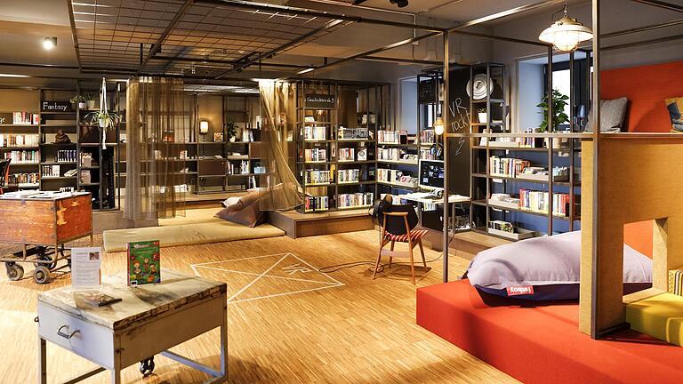 Alles sieht ein bisschen improvisiert aus in der neuen Stadtteilbibliothek am Hubland, aber genau so soll es auch sein. Alles sieht ein bisschen improvisiert aus in der neuen Stadtteilbibliothek am Hubland, aber genau so soll es auch sein.