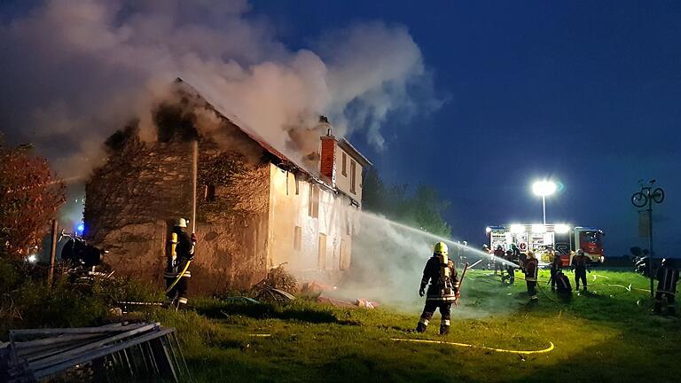 Feuerwehren aus vier Orten löschten am Montagmorgen den Brand eines Nebengebäudes im Prichsenstädter Stadtteil Laub. Feuerwehren aus vier Orten löschten am Montagmorgen den Brand eines Nebengebäudes im Prichsenstädter Stadtteil Laub.