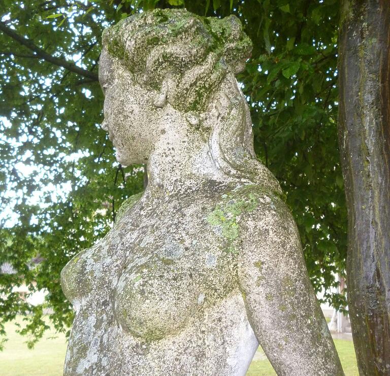 Eine Flora steht als einzige noch vorhandene vollplastische Figur im nordöstlichen Teil des Palaisgartens in Zell. Flora ist die Göttin der Blüte, der Jugend und des fröhlichen Lebensgenusses.&nbsp;