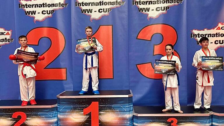 In der Bildmitte: Karateka Daniel Eckerdt von der TG Schweinfurt mit der Goldmedaille und Siegerzertifikat. In der Bildmitte: Karateka Daniel Eckerdt von der TG Schweinfurt mit der Goldmedaille und Siegerzertifikat.