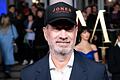 Regisseur Roland Emmerich       -  Roland Emmerich spricht in der &bdquo;Bunten&rdquo; über eine Krebserkrankung: &bdquo;Ich wurde 2001 zweimal operiert, das war mein Krebsjahr. Das war ein Tumor mittleren Grades, aber wenn er zurückgekommen wäre, dann wahrscheinlich als hochgradiger Tumor, und das wäre mein Todesurteil gewesen.&rdquo;