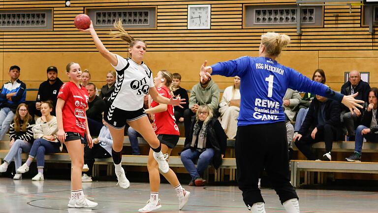 Anna Müller-Scholden vom TV Marktsteft beim Wurf gegen Torhüterin Christian Seitz von der HSG Pleichach: Beide Mannschaften stehen sich auch in der Saison 2024/25 wieder in der Handball-Oberliga Nord gegenüber. Anna Müller-Scholden vom TV Marktsteft beim Wurf gegen Torhüterin Christian Seitz von der HSG Pleichach: Beide Mannschaften stehen sich auch in der Saison 2024/25 wieder in der Handball-Oberliga Nord gegenüber.