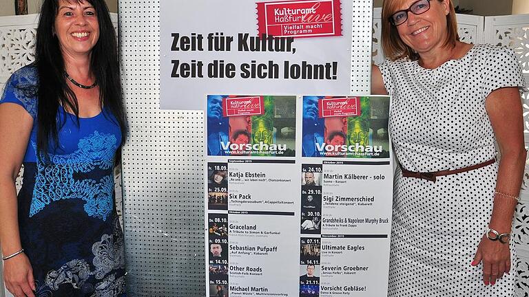Das Programm steht: Mit dem Motto &bdquo;Vielfalt macht Programm &ndash; Zeit für Kultur, Zeit, die sich lohnt&ldquo; wirbt das Kulturamt Haßfurt für das neue Herbstprogramm. Unser Bild zeigt die Leiterin des Kulturamts, Petra Lettang (rechts), und ihre Mitarbeiterin, Petra Zirkler, mit der ersten Vorschau.