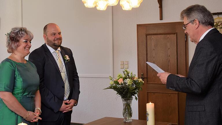Bürgermeister Heinz Dorsch traute seine Nachfolgerin Ruth Albrecht und ihren langjährigen Lebensgefährten Mathias Gruber. Bürgermeister Heinz Dorsch traute seine Nachfolgerin Ruth Albrecht und ihren langjährigen Lebensgefährten Mathias Gruber.