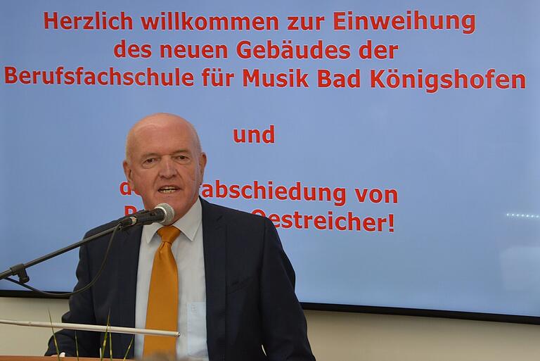 Landrat Thomas Habermann hatte bewusst zum Festakt der Übergabe der neuen Berufsfachschule für Musik Bad Königshofen eine „goldene Krawatte“ gewählt Landrat Thomas Habermann hatte bewusst zum Festakt der Übergabe der neuen Berufsfachschule für Musik Bad Königshofen eine „goldene Krawatte“ gewählt