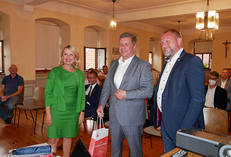 Staatsminister Christian Bernreiter (Mitte) bei seinem Besuch im Prosselsheimer Rathaus zwischen der Kitzinger Landrätin Tamara Bischof und dem Würzburger Landrat Thomas Eberth. Staatsminister Christian Bernreiter (Mitte) bei seinem Besuch im Prosselsheimer Rathaus zwischen der Kitzinger Landrätin Tamara Bischof und dem Würzburger Landrat Thomas Eberth.