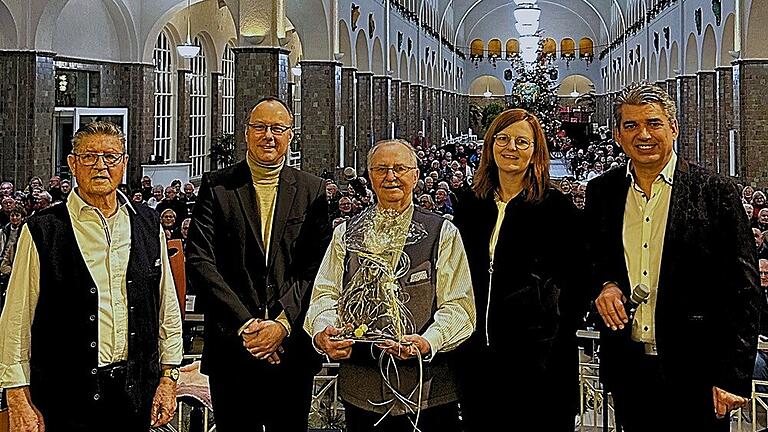 Gesellige Singen: Edmund Seller hört auf       -  Verabschiedung von Edmund Seller (von links): Ewald Kiesel, Bruno Heynen, Edmund Seller, Sylvie Thormann, Martin Lehnert