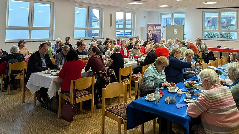Die französische Tradition 'Galette des rois' wurde in Karlstadt gefeiert. Bei Kaffee, Kuchen und Tee verbrachten rund 70 Gäste einen geselligen Nachmittag.