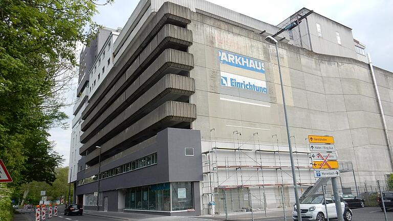 Viele Stadträte wünschen sich eine Begrünung der grauen Fassade am Rückert-Centrum (Das Bild stammt aus dem Jahr 2019). Viele Stadträte wünschen sich eine Begrünung der grauen Fassade am Rückert-Centrum (Das Bild stammt aus dem Jahr 2019).
