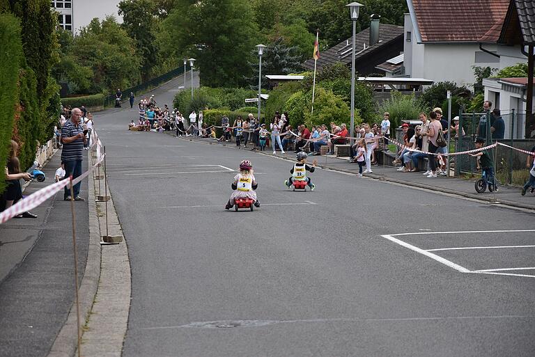 Viele Zuschauer ließen sich nicht entgehen, wie die Teilnehmerinnen und Teilnehmer die Straße hinuntersausten. Viele Zuschauer ließen sich nicht entgehen, wie die Teilnehmerinnen und Teilnehmer die Straße hinuntersausten.