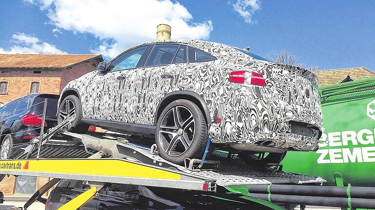 Erlkönig: Neues Mercedes-Coupé in Lengfurt gesichtet - (rp) Vor der alten Brauerei in Lengfurt entdeckte unser Fotograf an Ostern diesen Autotransporter aus dem Kreis Kreis Siegen-Wittgenstein (Nordrhein-Westfalen). Huckepack in auffallendem Design hatte er geladen das neue GLE Coupé von Mercedes, das erst im September auf den Markt kommen soll. „Bilder und Prospekte sind aber schon draußen“, teilte Tina Braun vom Autohaus Partes in Erlenbach auf Anfrage der Redaktion mit. „Das Fahrzeug ist schon bestellbar.“ Erlkönig: Neues Mercedes-Coupé in Lengfurt gesichtet - (rp) Vor der alten Brauerei in Lengfurt entdeckte unser Fotograf an Ostern diesen Autotransporter aus dem Kreis Kreis Siegen-Wittgenstein (Nordrhein-Westfalen). Huckepack in auffallendem Design hatte er geladen das neue GLE Coupé von Mercedes, das erst im September auf den Markt kommen soll. „Bilder und Prospekte sind aber schon draußen“, teilte Tina Braun vom Autohaus Partes in Erlenbach auf Anfrage der Redaktion mit. „Das Fahrzeug ist schon bestellbar.“