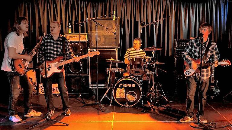 Auf den Spuren von Creedence Clearwater Revival       -  (kri)   Auf den Spuren der legendären US-Rockband Creedence Clearwater Revival wandeln die Creedence Choogle Rockers. Am Samstag 30. Januar erinnert die CCR-Revival Band um 20 Uhr im Kartoffelkeller an die Band um den Sänger und Gitarristen John Fogerty, die zwischen 1968 und 1972  mit &bdquo;Proud Mary&ldquo;, &bdquo;Bad Moon Rising&ldquo; oder &bdquo;Hey Tonight&ldquo; zahllose Hits hatte. Der Eintritt beträgt 16 Euro (ermäßigt 13 Euro). Karten gibt's in der Apotheke in Giebelstadt. Kartentelefon: (0 93 34) 9 99 17.